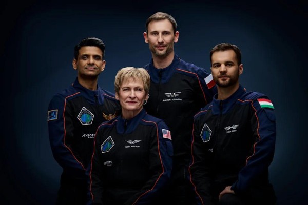 IT: la foto ufficiale dell'equipaggio di AX-4: in alto l'astronauta polacco della riserva dell'ESA Sławosz Uznański-Wiśniewski; alla sua sinistra l'astronauta ungherese Tibor Kapu; alla sua destra il vyomanauta (astronauta indiano) Shubhanshu Shukla  e in basso la comandante della missione, l'astronauta americana Peggy Whitson.
Credito: Axiom Space.

EN: AX-4 crew official portrait: from the top, Polish ESA reserve astronaut Sławosz Uznański-Wiśniewski; on his left Hungarian astronau Tibor Kapu; on his right vyomanaut (Indian astronaut) Shubhanshu Shukla and at the bottom U.S. astronaut Peggy Whitson, Mission Commander.
Credito: Axiom Space.