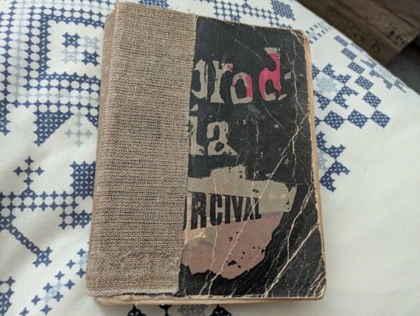 Zdjęcie zniszczonej okładki książki "Zbrodnia w Orcival" autorstwa Emile Gaboriau. Widać, że książka już swoje przeszła, grafika jest staromodna, czarna ze stylizowanymi literami.