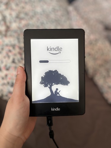 Czytnik Kindle z ekranem ładowania zdjęcie portretowe 