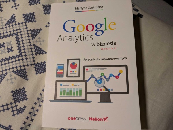 Okładka książki "Google Analytics w biznesie. Wydanie II" Martyny Zastrożnej. Wyrożniono wydanie II i dopisano "poradnik dla zaawansowanych".