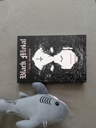 Okładka książki "Black Metal Ewolucja kultu 2. Uzupełnienie" Dayala Pattersona. Na okładce jest czarna maź, korzenie, które układają się w corpsepaintową twarz z wielkim ptakiem i odwróconym krzyżem na środku.
