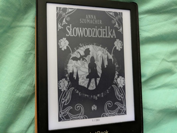 Okładka e-booka "Słowodzicielka" Anny Szumacher. E-book ma 283 strony.