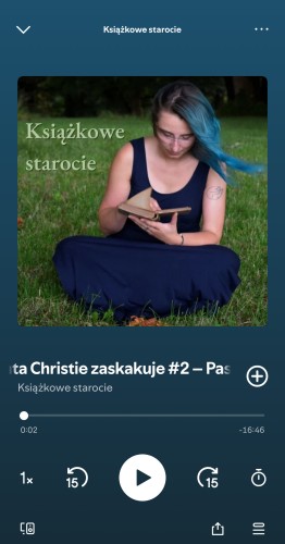 Zrzut ekranu z komórki ze Spotify, odcinek 24 podkastu Książkowe starocie, o Agacie Christie, obrazek wyróżniający: zdjęcie dziewczyny w turkusowych włosach i granatowej sukience siedzącej na trawie i przeglądającej książkę 