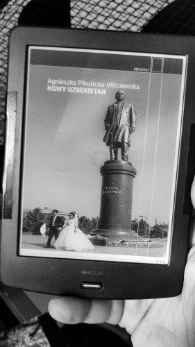 czarno-białe zdjęcie czytnika ebooków z okładką książki 