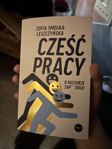 Okładka książki autorstwa Zofii Smełki-Leszczyńskiej pod tytułem "Cześć pracy. O kulturze zapierdolu"