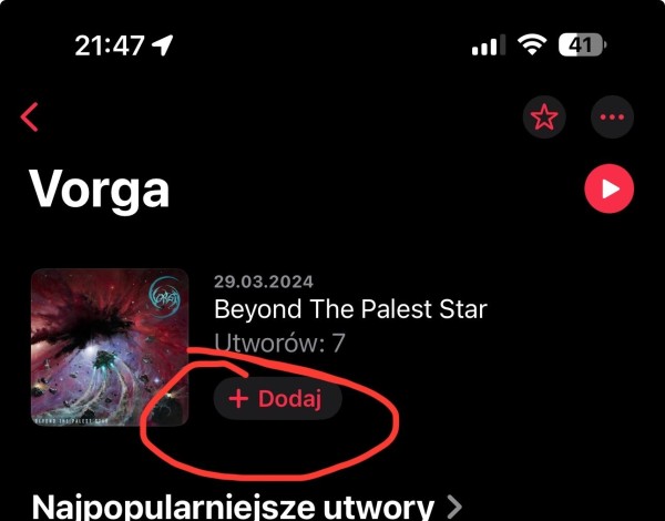 Zrzut ekranu interfejsu aplikacji do strumieniowego przesyłania muzyki przedstawiający okładkę albumu z artystyczną kosmiczną sceną i tytułem "Beyond The Palest Star". Czerwony okrąg podkreśla przycisk "Dodaj".