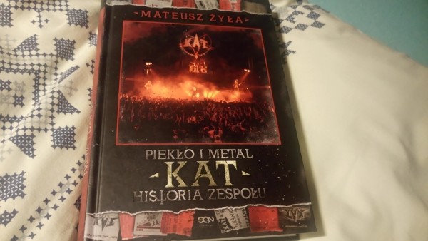 Okładka książki "Piekło i metal. Kat - historia zespołu" autorstwa Mateusza Żyły.