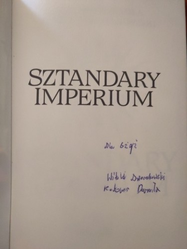 Strona tytułowa książki:
Sztandary Imperium

Dedykacja wpisana długopisem:
Dla Gżgż
Witold Dworakowski
Radomir Darmiła