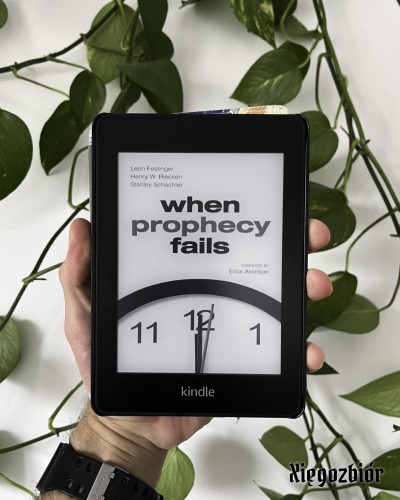 Zdjęcie Kindle Paperwhite 4 wyświetlającego okładkę książki "When Prophecy Fails"