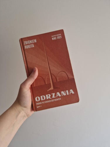 zdjęcie przedstawia książkę "Odrzania" (podtytuł "Podróż po ziemnkach odzyskanych") Zbigniewa Rokity