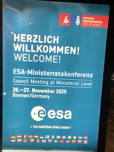 Ein Plakat zur Ministerratskonferenz, weiße Schrift auf blauem Grund.