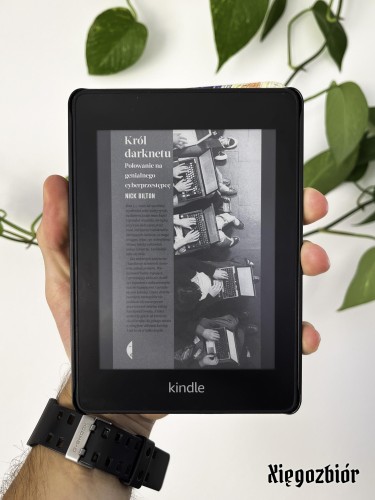 Zdjęcie czytnika Kindle wyświetlającego okładkę książki "Król darknetu" Nicka Biltona