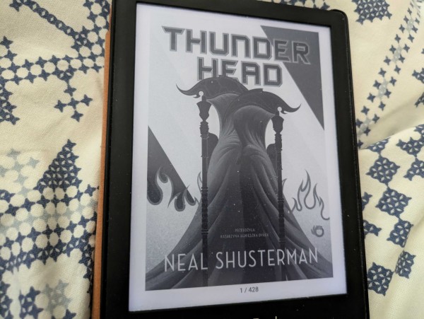 Okładka e-booka "Thunderhead", drugiej części cyklu "Kosiarze" od Neala Shustermana. E-book ma 428 stron.