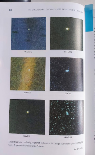 Na stronie książki 6 fotografii planet Układu Słonecznego wykonanych w 1990 przez sondę Voyager. Każda z nich widoczna jako mała kropka.