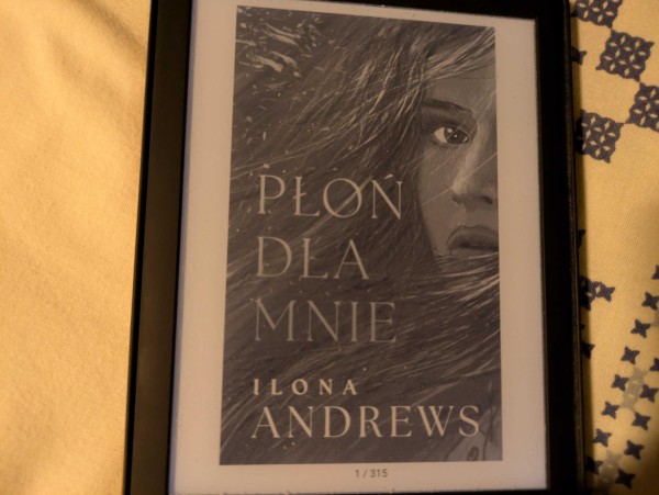 Okładka e-booka "Płoń dla mnie" autorstwa Ilony Andrews. E-book ma 315 stron.