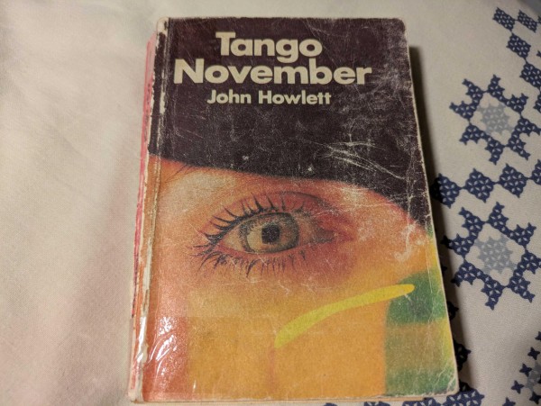 Zdjęcie książki "Tango November" autorstwa Johna Howletta. Na okładce widać zmęczone oko człowieka.