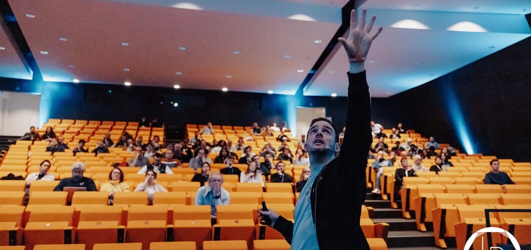 @bramus@front-end.social